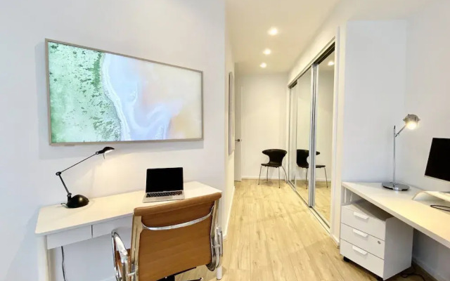 Oceanview Luxury With Dedicated Workspace