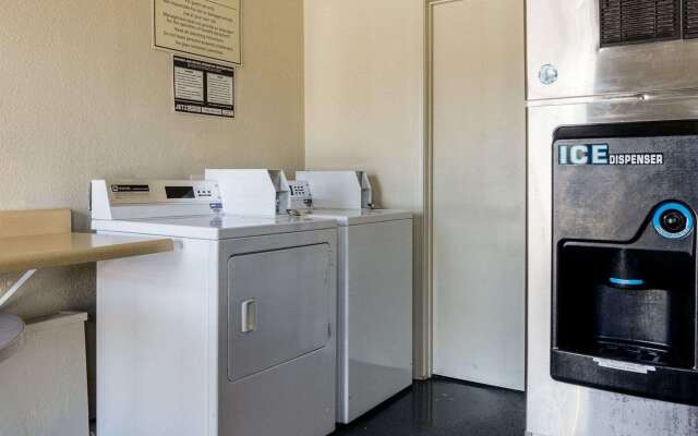 Econo Lodge University