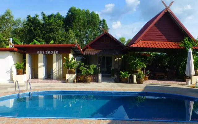 1 Double bedroom apartment with Pool and extensive Kitchen diningroom