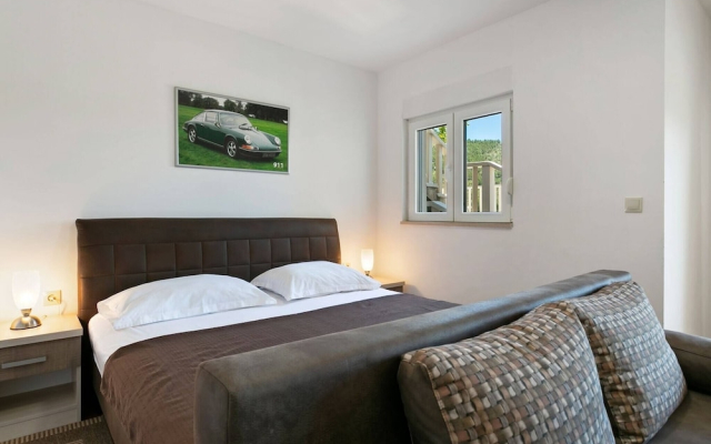 Modern Apartment in Drvenik With Balcony