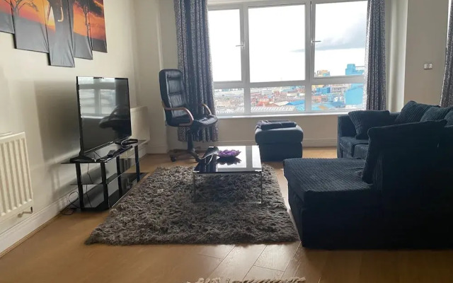 2 Bed Flat - Sleeps 4 - Parking - Wifi