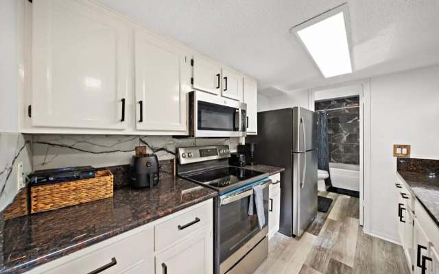 Upscale 1br Condo in Med Center
