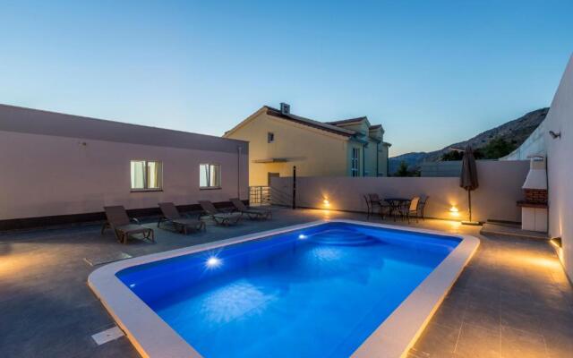 House With Private Pool M&M