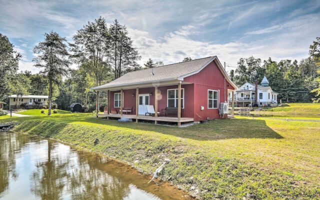 Cottage w/ Pond Views: 13 Mi to Camelback Mountain