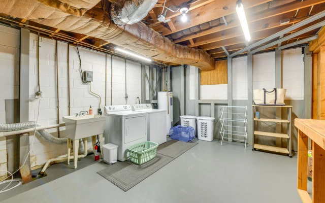 Riverfront Virginia Home - Dock, Fire Pit & Kayaks