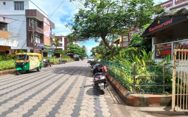 Goroomgo Moon CT Road Puri