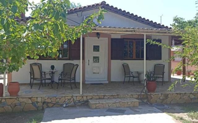 Tota's guest house, 4 min walk to the beach
