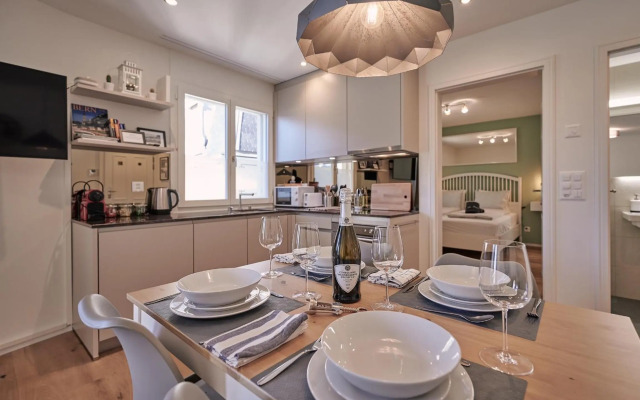 City Center Apartment with Mountain View