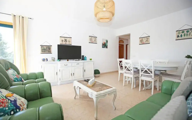 B16 - Sandy Pine Beachfront Flat in Lagos