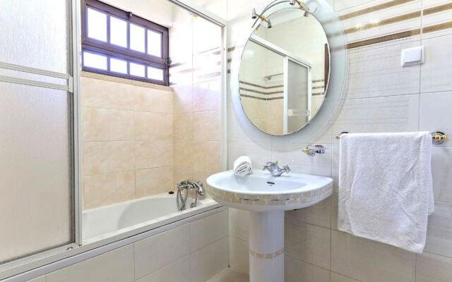 Spacious 4 Bedroom Villa, Private Pool, Free air Conditioning and Wifi