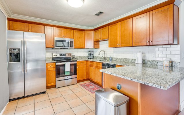 Lovely Tampa Home: 4 Mi to Busch Gardens!