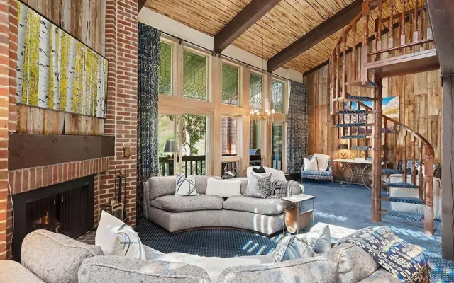 3 BR Penthouse w Hot-tub -mountain Views