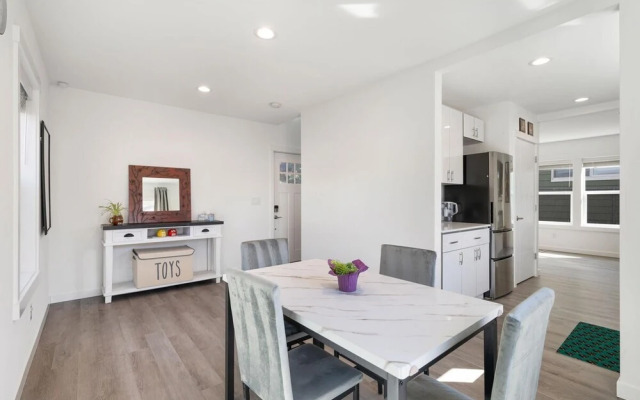 2BR Modern Gem Private Yard by Recreation