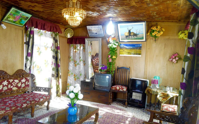 New Retreet Houseboat