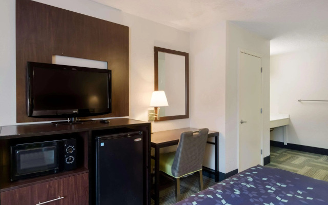 Rodeway Inn At Fort Lee