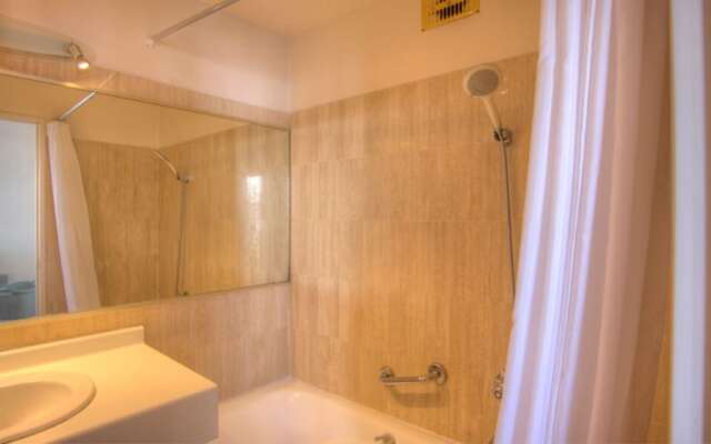 T2 vue mer 100m plages piscine PKG