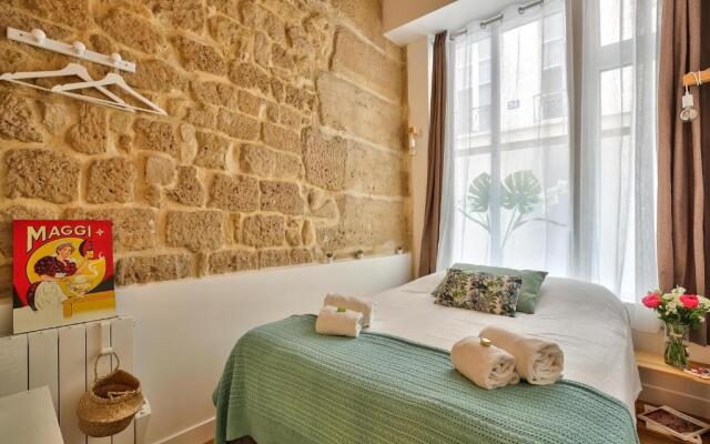 New Stunning 4 Bdrs Apt, With AC – Le Marais