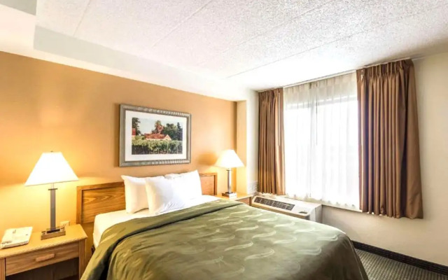 Norwood Inn & Suites Milwaukee