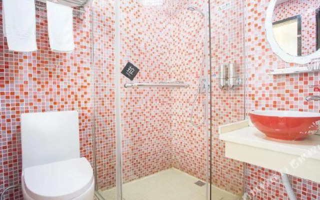 Shanghai Aishang Collection Hotel (Caohejing Hongmei Road Subway Station)