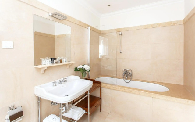 Lesar Hotel Angel
