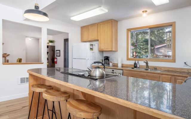 Rhodie House 3 Bedroom Home by NW Comfy Cabins by RedAwning