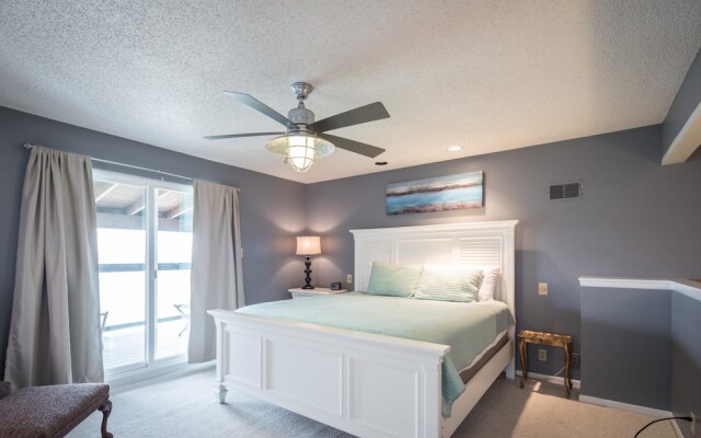 Lakeside Villa by RedAwning