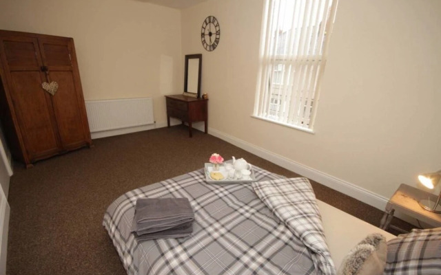 Large 6 bed House With Hot Tub