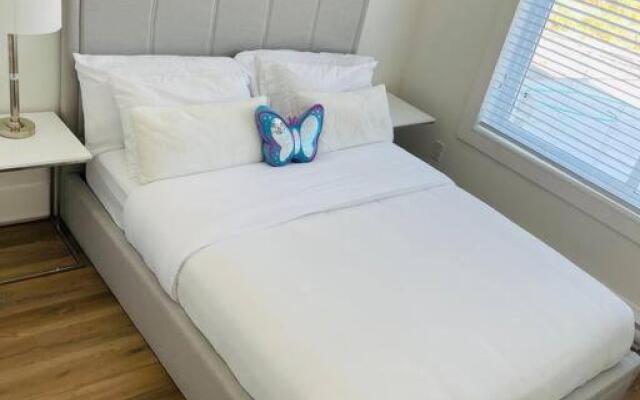 Gorgeous 3 bedroom lake house Suite!