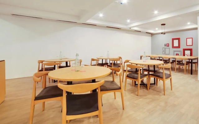 OYO Townhouse 230 Old Gurgaon Sector 14