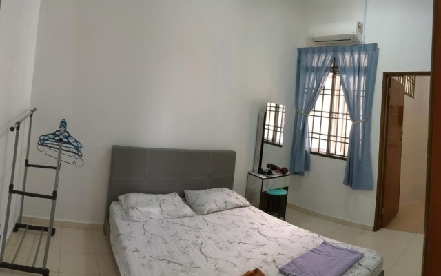 Johor Bahru 6 Bedrooms Corner House: Big & Comfort – Guest Rooms – Johor Bahru