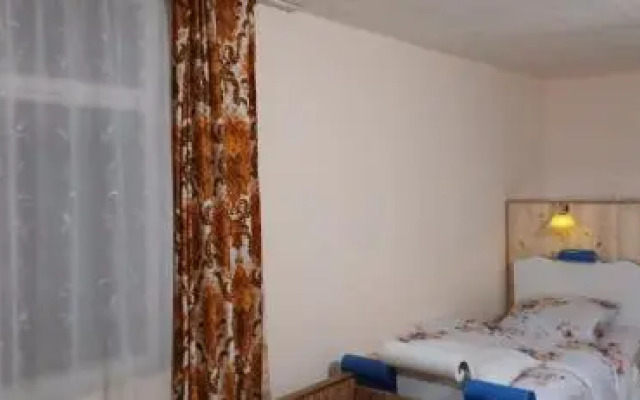 Rossi Rest House By The River