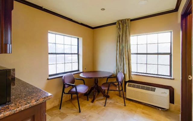 OYO Pinewood Inn & Suites Silsbee