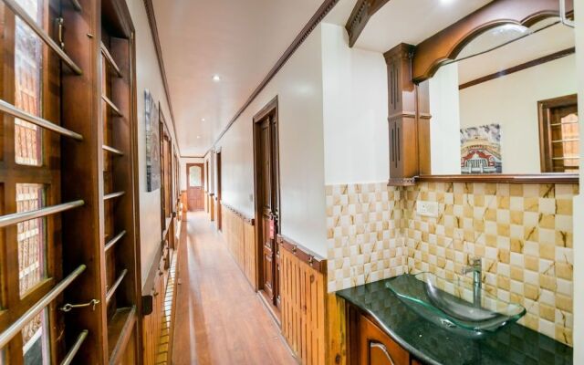 OYO 13589 HouseBoat My Trip Deluxe 4 BHK Private