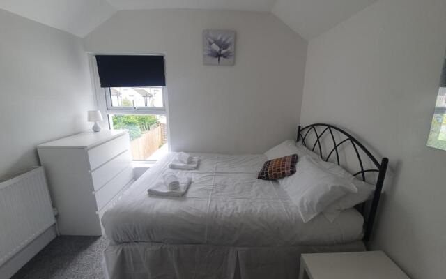 LARGE HOUSE, sleeps 16! Private garden, Free parking!