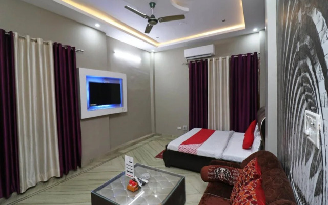 OYO 24571 Kamakshi Palace