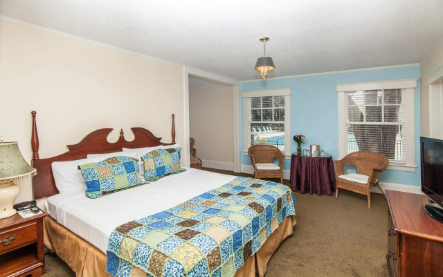 Lakeside Inn