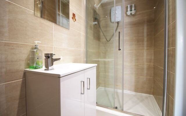 Skyline Immaculate 2-bed Apartment in Swansea