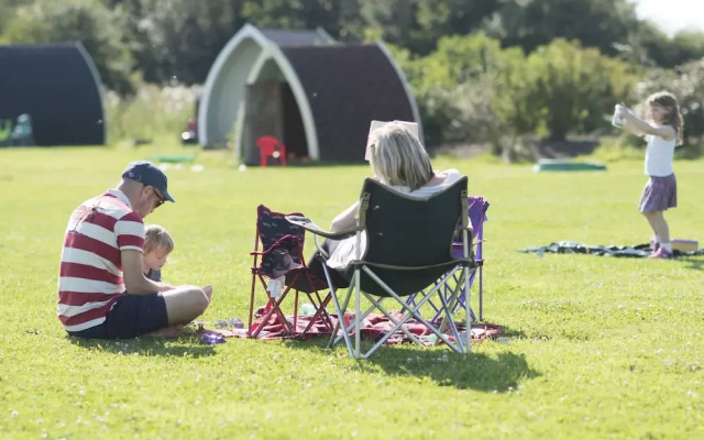 Camping Pod Near Lake - Campsite