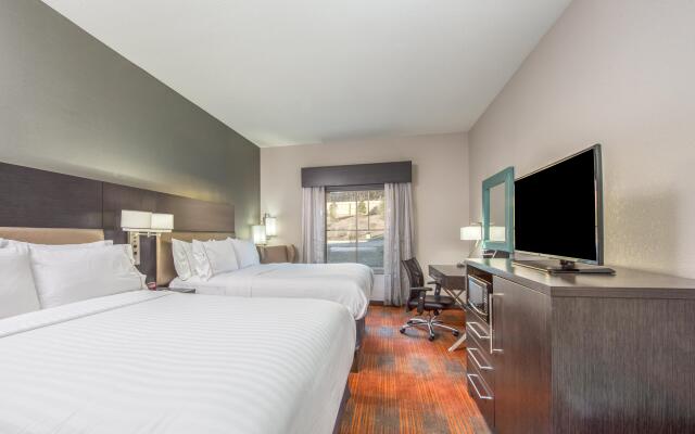 Holiday Inn Express & Suites Shawnee-Kansas City West by IHG