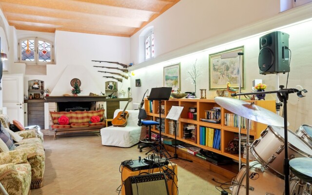 Plush Holiday Home in Macerata with Jacuzzi