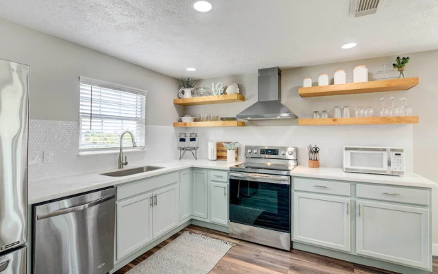 Walk to Beach: Charming Home w/ Deck in Galveston