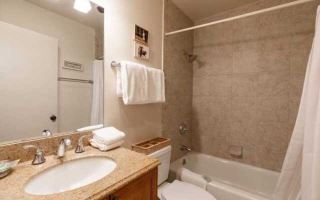 Treetops Condo Short Walk to Base of Eagle Bahn Gondola by RedAwning