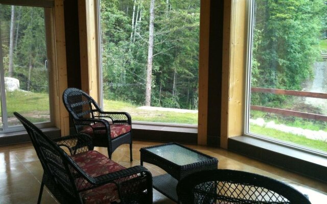 Cedar House Restaurant & Chalets