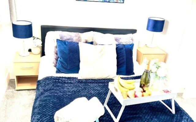 Luxurious MK City Apartment- Walk to Train Station