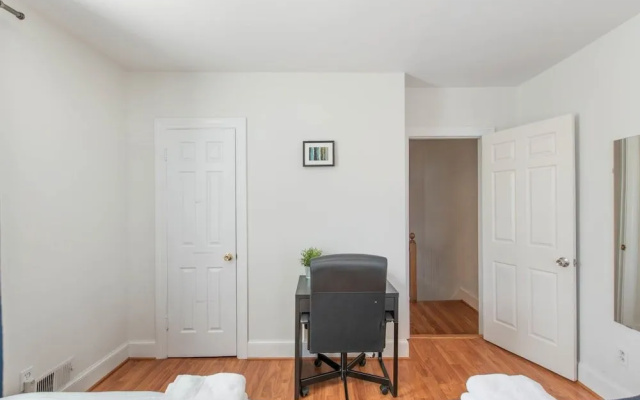 3BR Colonial House w/Parking by CozySuites