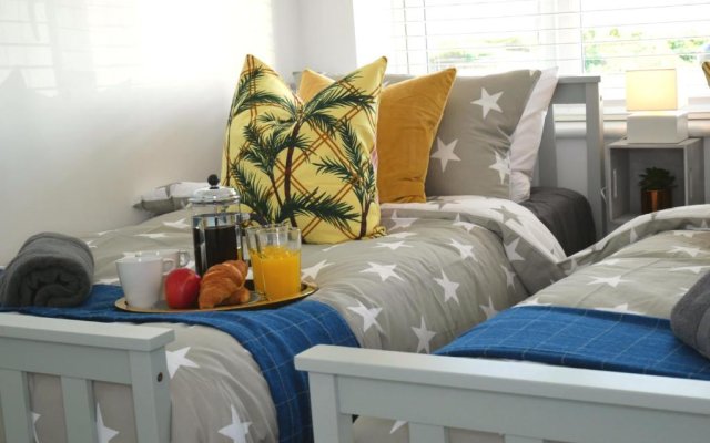 Stunning Sea View - Beach Location - Garden - Parking - Netflix - Fast WiFi - Smart TV - Beautiful 3 Bedroom Apartment sleeps up to 8!