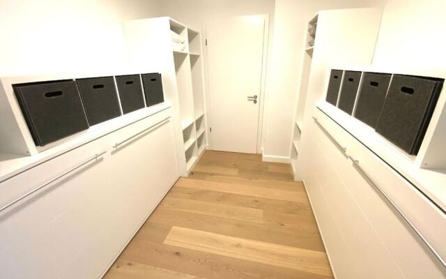 2 Bedrooms Flat in Center with Parking