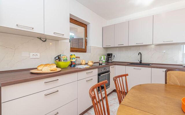 Nice Apartment in Brodarica With 3 Bedrooms and Wifi