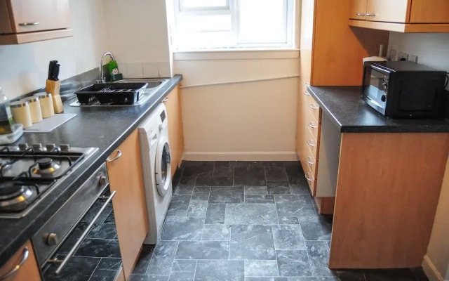 Dennistoun Apartment with Balcony