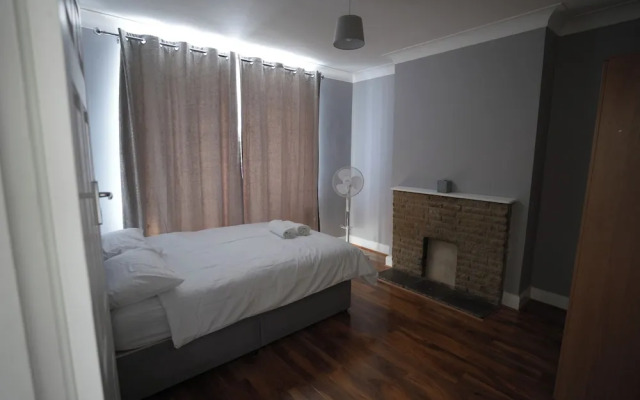 Westwick Gardens Retreat - 4 Bedroom House